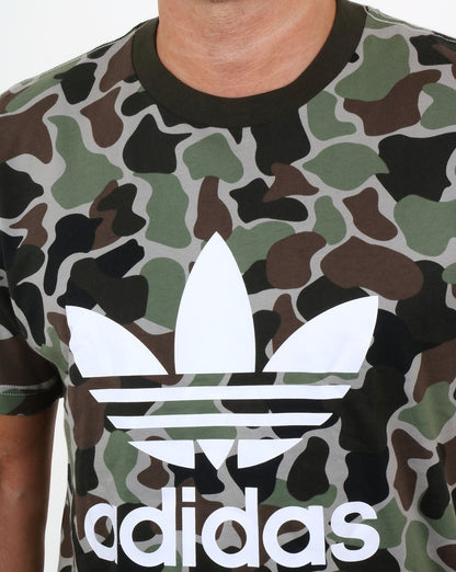 Adidas Originals – T-Shirt mit Trefoil-Muster in Camouflage