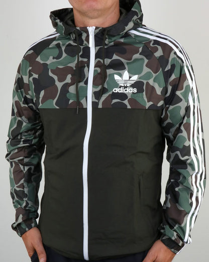Adidas Originals – Geteilte Windjacke in Khaki mit Camouflage-Muster