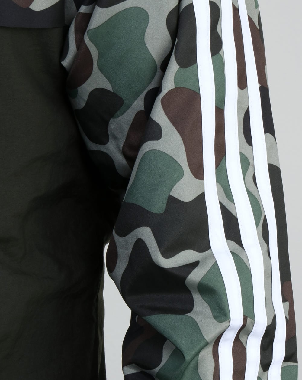 Adidas Originals – Geteilte Windjacke in Khaki mit Camouflage-Muster