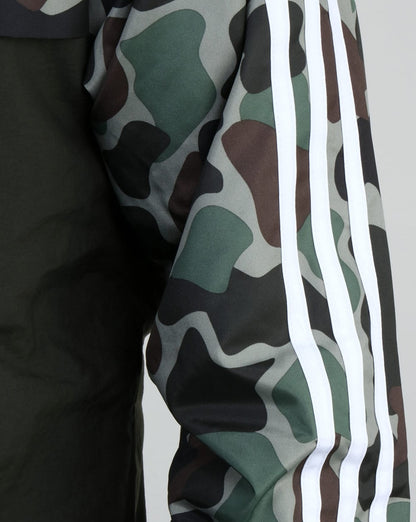 Adidas Originals – Geteilte Windjacke in Khaki mit Camouflage-Muster