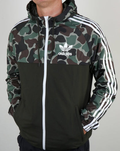 Adidas Originals – Geteilte Windjacke in Khaki mit Camouflage-Muster