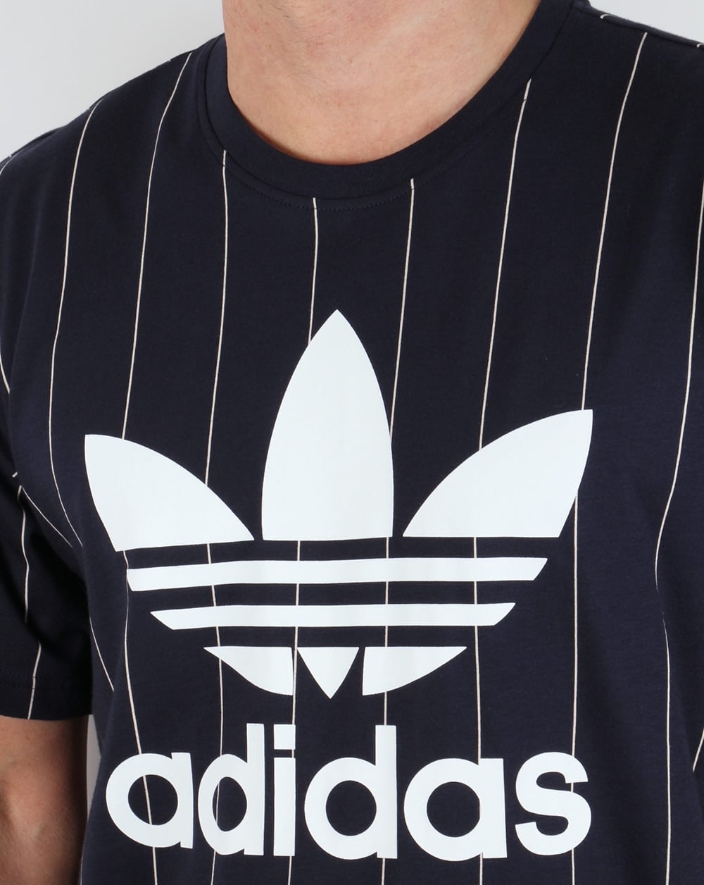 Adidas Originals – TKO – Nadelstreifen-T-Shirt in Marineblau