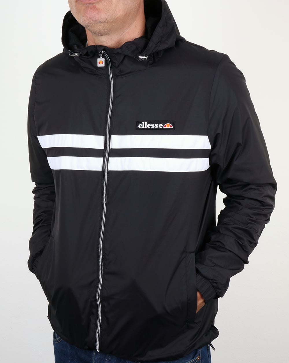 Ellesse – Rimini – Gestreifte Regenjacke in Schwarz
