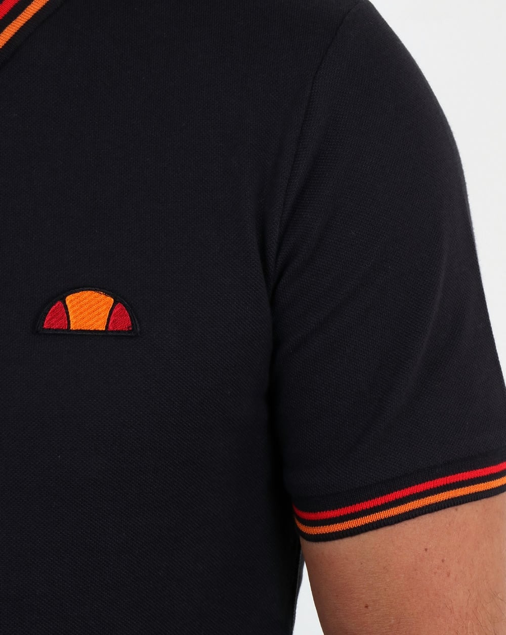 Ellesse – Rimini – Poloshirt mit Zierstreifen in Schwarz