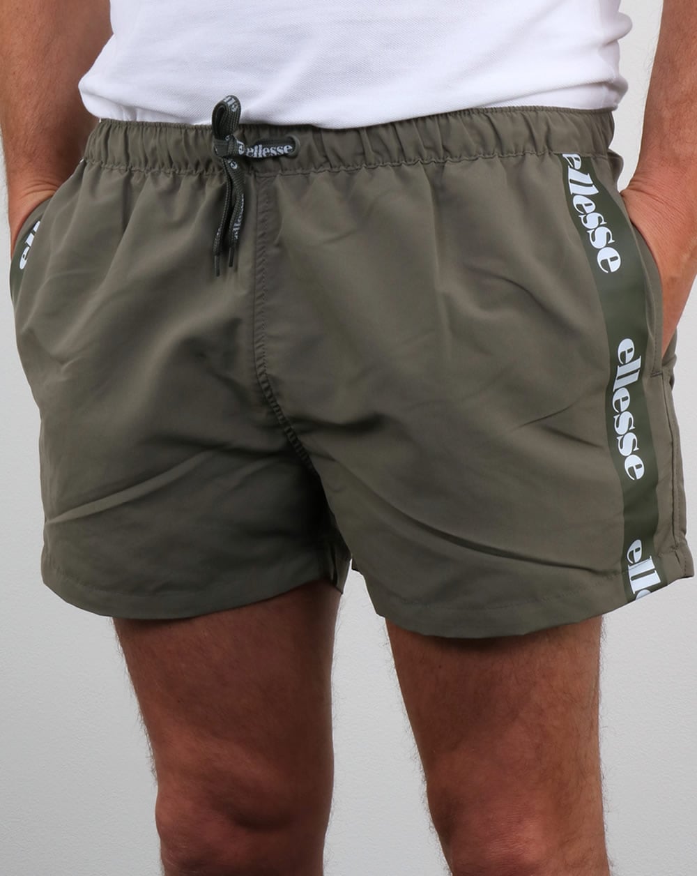 Ellesse – Scorfano – Badeshorts in Dusty Olive