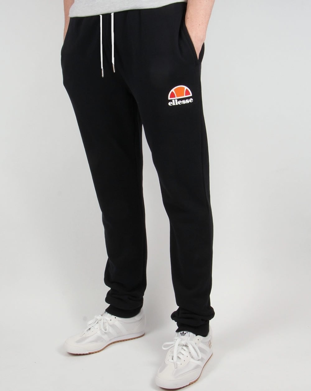Ellesse – Slim Fit Trainingshose in Schwarz