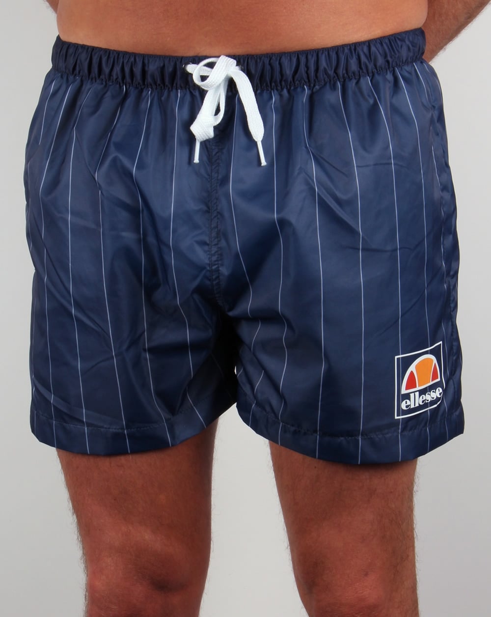 Ellesse – Gestreifte Footy-Badeshorts in Marineblau
