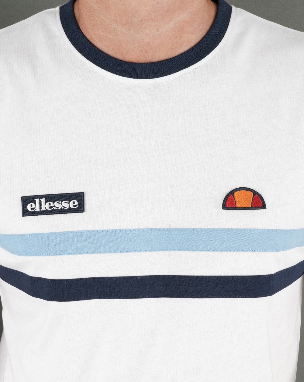 Ellesse – T-Shirt mit zwei Streifen, Weiß/Himmelblau/Marineblau