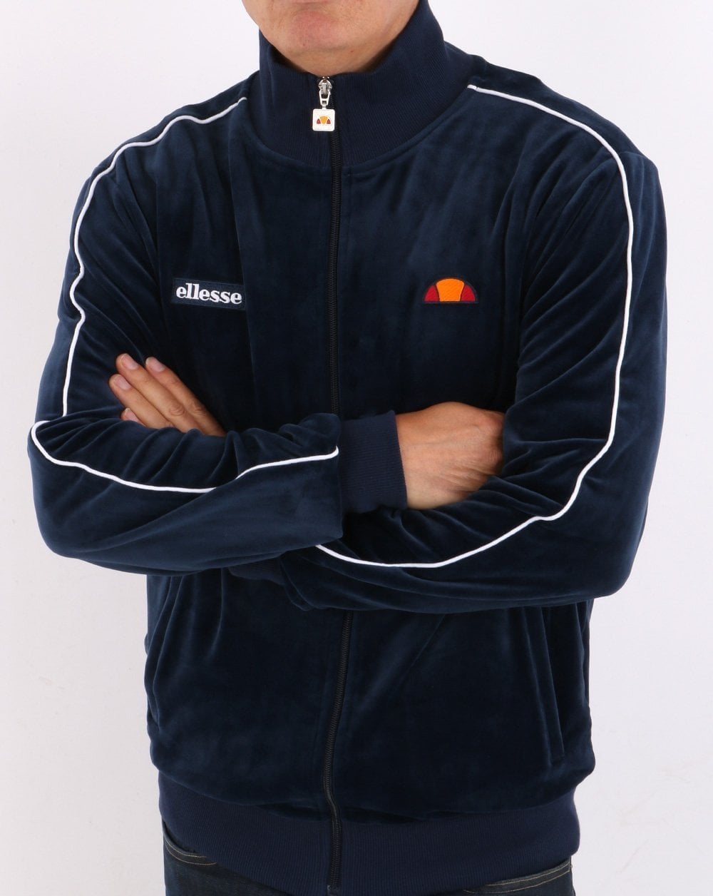 Ellesse – Trainingsoberteil aus Velours mit Paspelierung in Marineblau