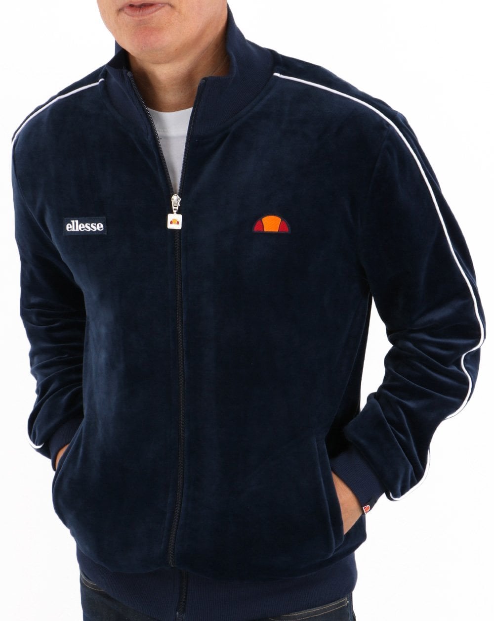 Ellesse – Trainingsoberteil aus Velours mit Paspelierung in Marineblau